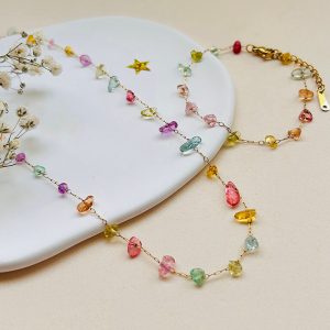 conjunto de joyas con piedras de color pastel